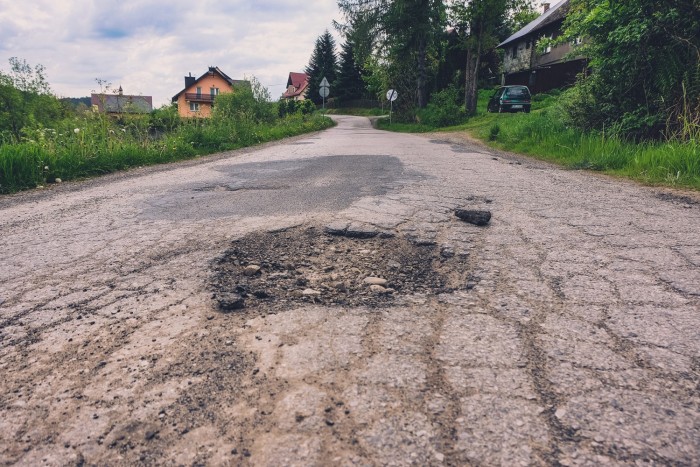 Odkąd mieszkańcy Chełmu za naszym pośrednictwem po raz pierwszy alarmowali o katastrofalnym stanie drogi prowadzącej do ich domów, minęło 29 miesięcy.