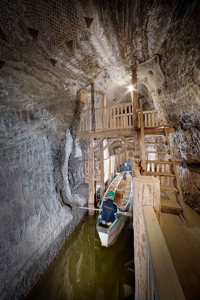 Podziemna przeprawa łodzią. Fot. Ryszard Tatomir.