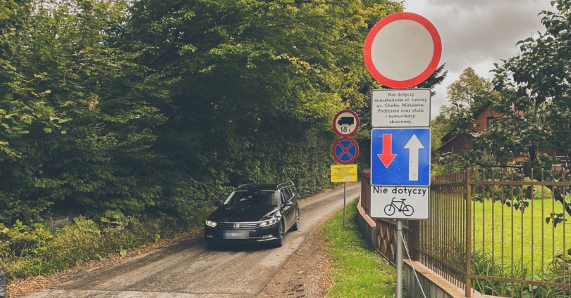 Na ul. Leśnej stoi znak B-1 oznaczający zakaz ruchu w obu kierunkach z dopiskiem -nie dotyczy mieszkańców ul. Leśnej, os. Chełm, Mirkówka, Poddziele oraz służb i komunikacji zbiorowej. / fot. Piotr Jagniewski
