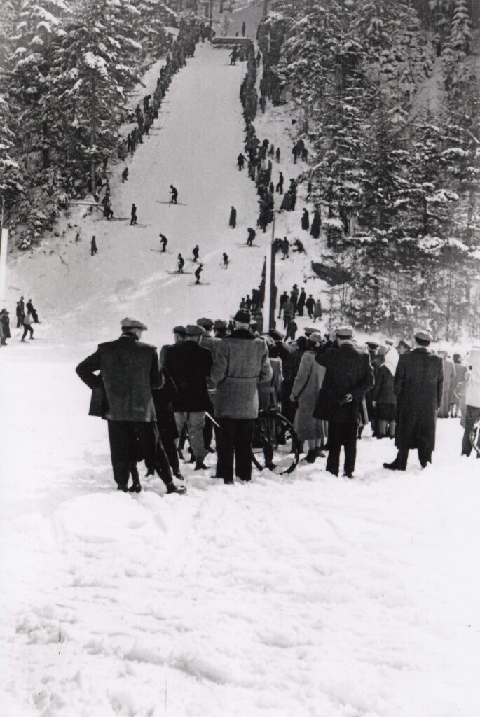 fot. Kazimierz Kosek w locie. Zdjęcie z archiwum K. Koska. Skocznia w Myślenicach, zdjęcie z archiwum J. Krygra.