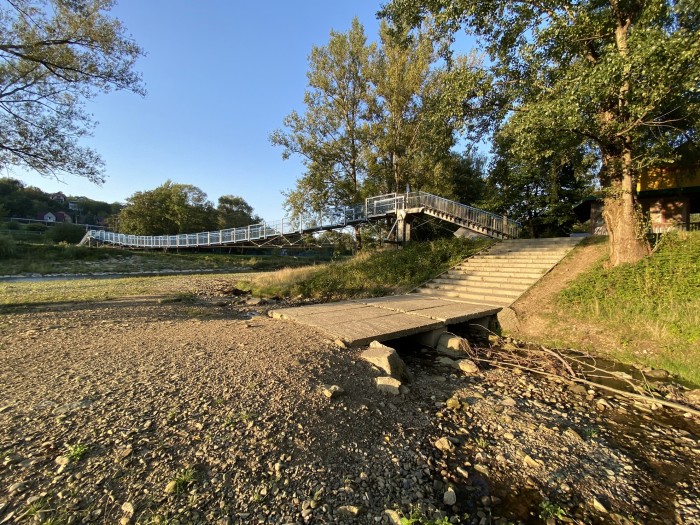Myślenice, Zarabie 29 sierpnia 2022. Potok Kobylak i jego ujście do Raby oraz wykonana przez gminę w 2019 r. piesza przeprawa.