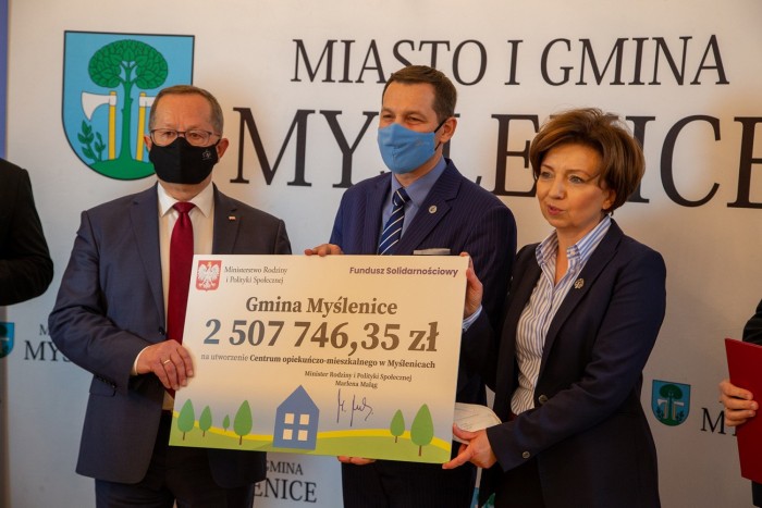 W listopadzie 2021 r. minister Rodziny i Polityki Społecznej Marlena Maląg przekazała na ręce zastępcy burmistrza Mateusza Sudra (PiS) promesę na utworzenie centrum. fot. Piotr Jagniewski