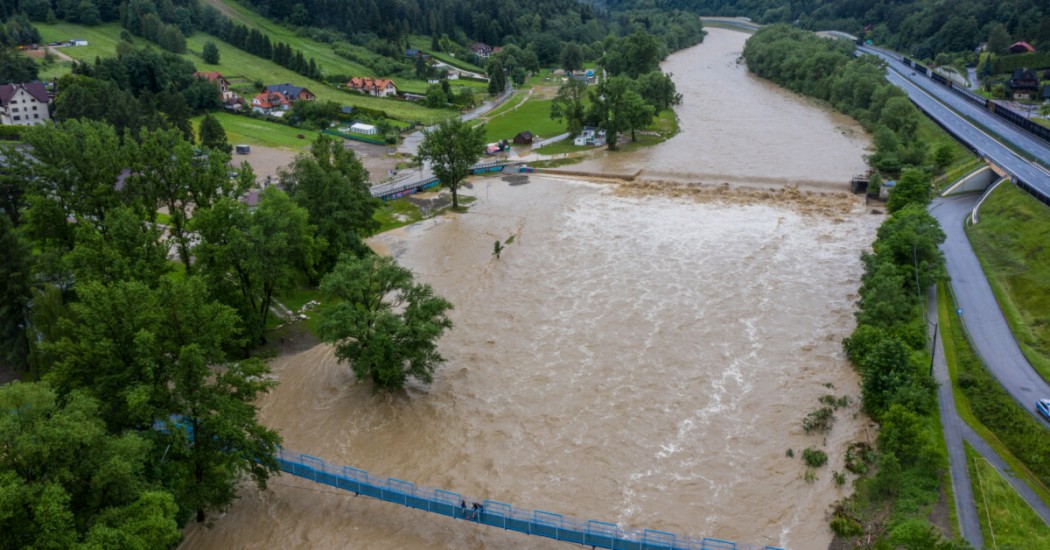 Czerwiec 2020. Raba wystąpiła z brzegów na Górnym Jazie. fot. Bartek Ziółkowski