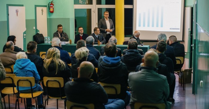 „Myślę, że jeszcze w tym roku będziemy chcieli rozstrzygnąć postępowanie przetargowe na adaptacje tego budynku na potrzeby Centrum Opiekuńczo-Mieszkalnego” – podczas spotkania z mieszkańcami w listopadzie 2023 mówił Jarosław Szlachetka (PiS). fot. Piotr Jagniewski