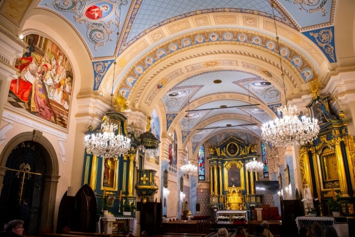 Po obu stronach nawy między żebrami znalazły się wizerunki czterech Polaków wyniesionych niedawno na ołtarze. fot. UMiG Myślenice