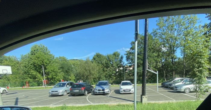 Mieszkańcy zwracali uwagę, że teren zajmują głównie samochody uczniów pobliskiej szkoły.