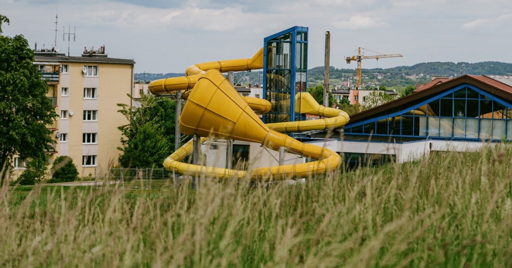 Zapowiadana w 2023 roku trzecia niecka krytej pływalni Aquarius w Myślenicach notuje kolejne opóźnienie. Tym razem otwarcie przesunięto na wrzesień 2025, a remont kosztować będzie dodatkowe 1,8 mln zł