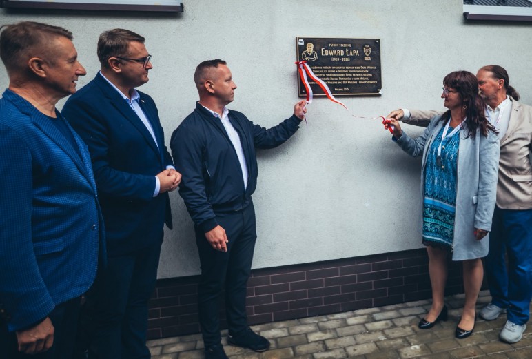 Stadion Orła Myślenice zyskał imię Edwarda Łapy. Społeczność klubu i OSP oddała hołd zmarłemu prezesowi