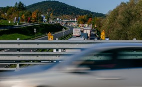 Kierowcy stoją na zakopiance w Myślenicach. Korki z przerwami do końca października