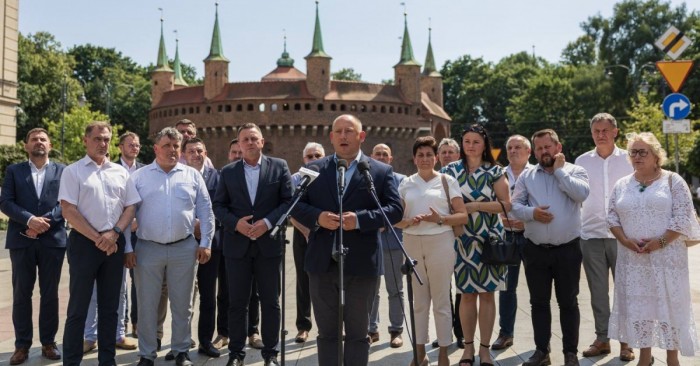 Podczas konferencji prasowej przedstawiciele PSL i samorządowcy m.in. z powiatu myślenickiego proponowali zniesienie dwukadencyjności dla wójtów, burmistrzów i prezydentów. Fot. fot. PSL Małopolska
