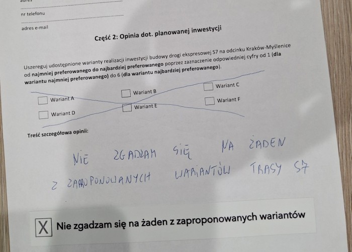 Mieszkańcy zabierają ze sobą specjalne naklejki z napisem „Nie zgadzam się na żaden z proponowanych wariantów”, które wklejają do ankiet.