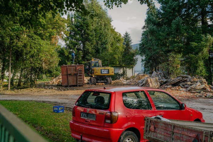 Rozbiórka budynku po dawnym internacie liceum ogólnokształcącego przy ul. Jagiellońskiej w Myślenicach rozpoczęła się we wrześniu. fot. Piotr Jagniewski