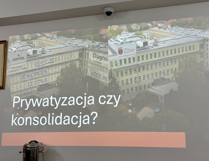 Dyrektor Marcin Jędrychowski podczas swojej prezentacji krytycznie odniósł się do obecnego modelu funkcjonowania szpitala w Myślenicach. Wskazywał m.in. na przekazanie części działalności podmiotom prywatnym.